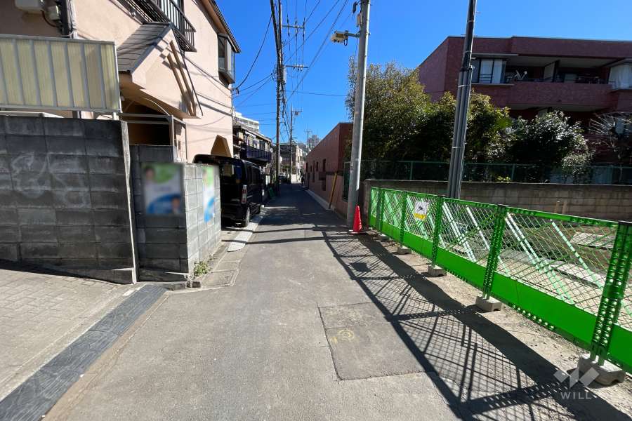 敷地の南側前面道路（西側から）