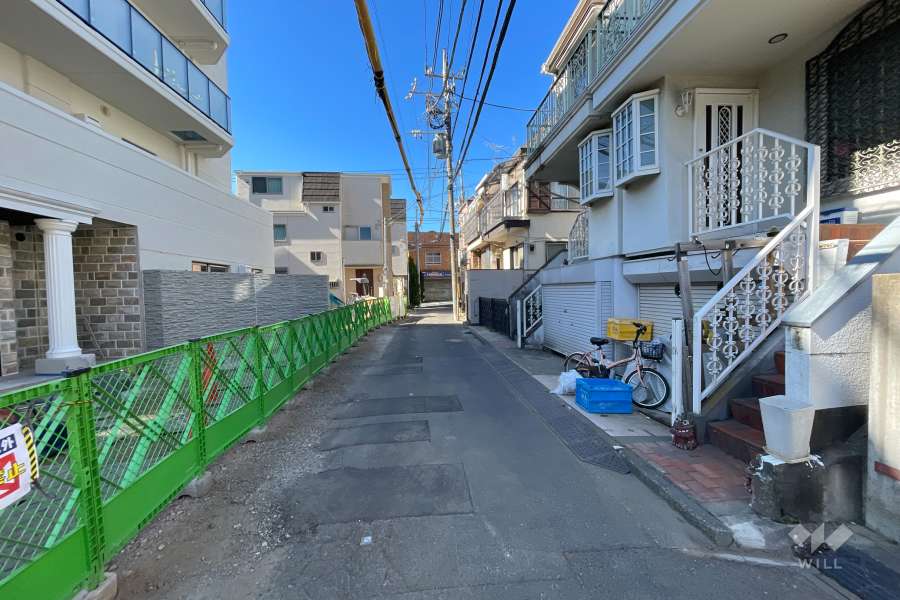 敷地の南側前面道路（東側から）