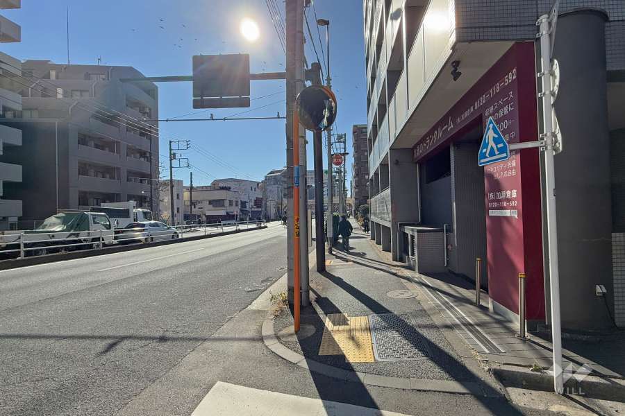 敷地東側は都道318号（環状七号線）に面しています。