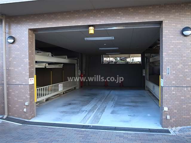建物1階部分にある敷地内駐車場（機械式）