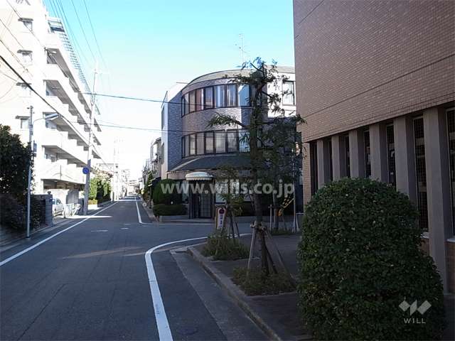 敷地北側の前面道路。敷地の周囲には公開空地が設けられています。