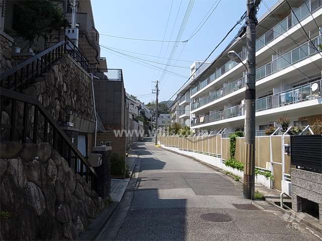敷地南側の前面道路。南側には一戸建てが立ち並んでいます。