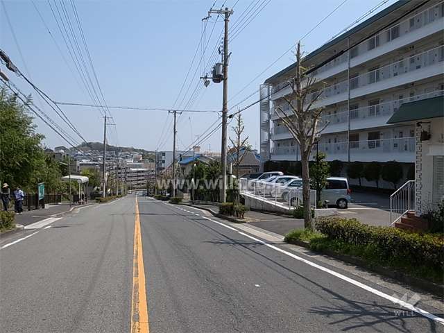 敷地北側は二車線のバス通りに面しています。