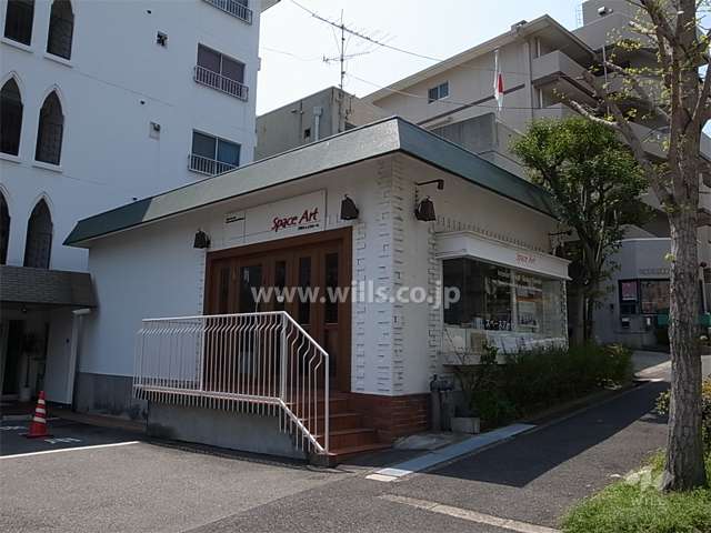 北側の道路に面して店舗棟があります。