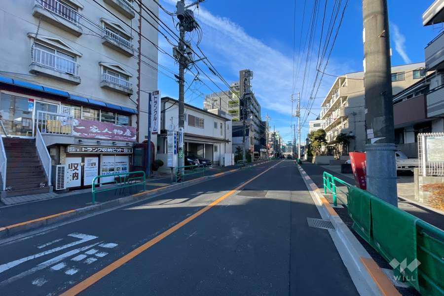敷地の北側前面道路（東側から）