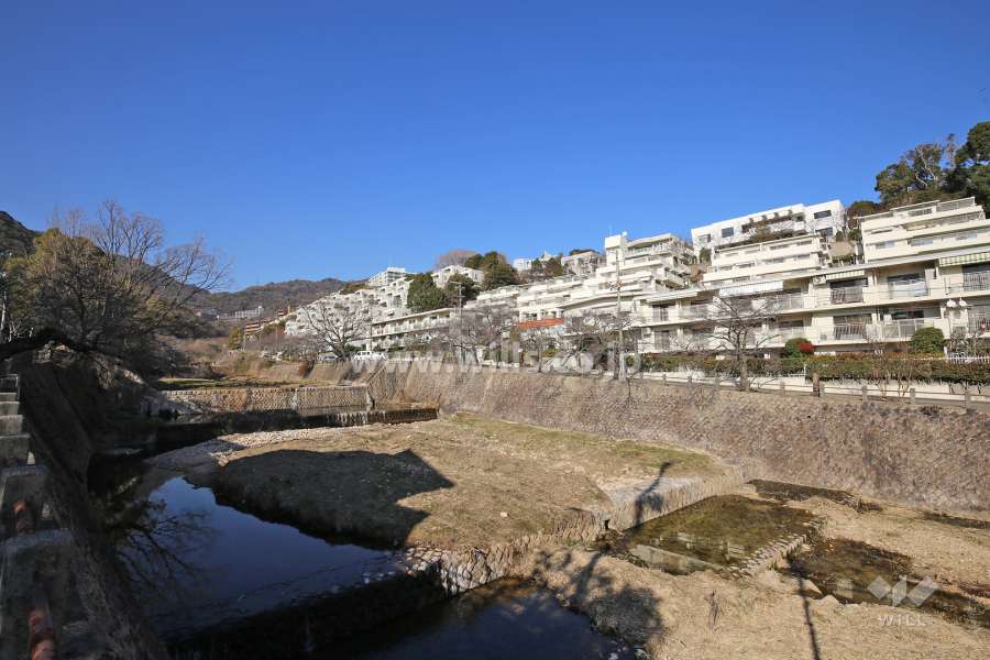 シャンボール芦屋川の外観(西側から)