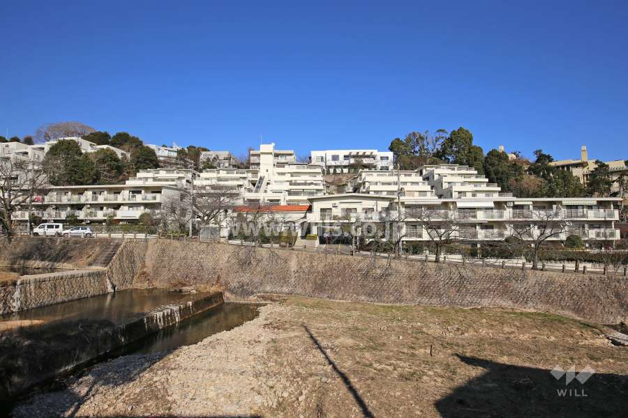 シャンボール芦屋川の外観(西側から)