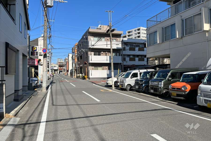 敷地西側の前面道路