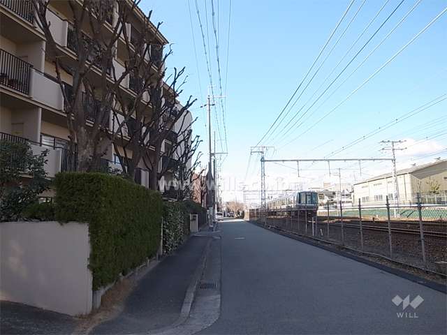 敷地北側には道を挟んでJR東海道本線が走っています。