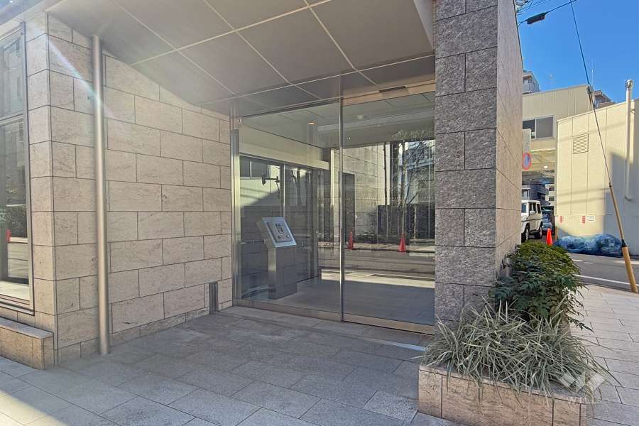 エントランスはオートロック付きです。