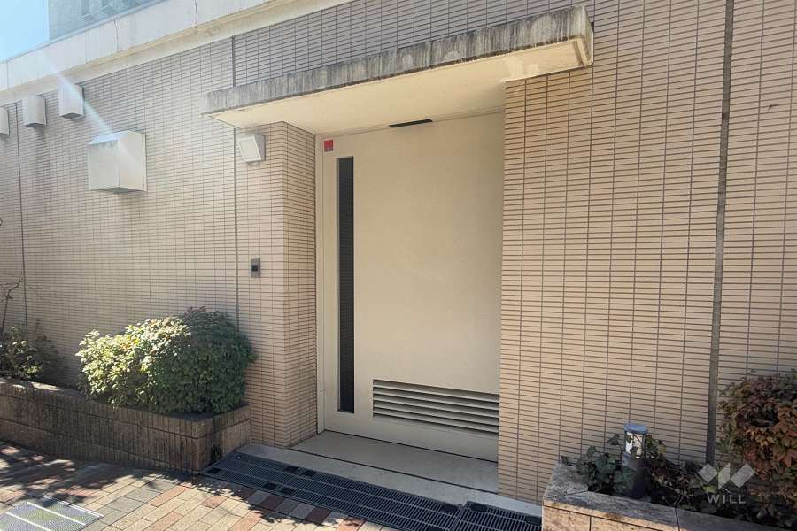 屋内に設けられた駐輪場の出入り口