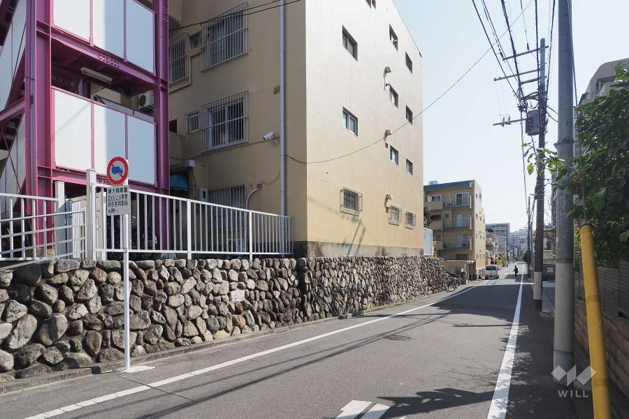 敷地西側の前面道路