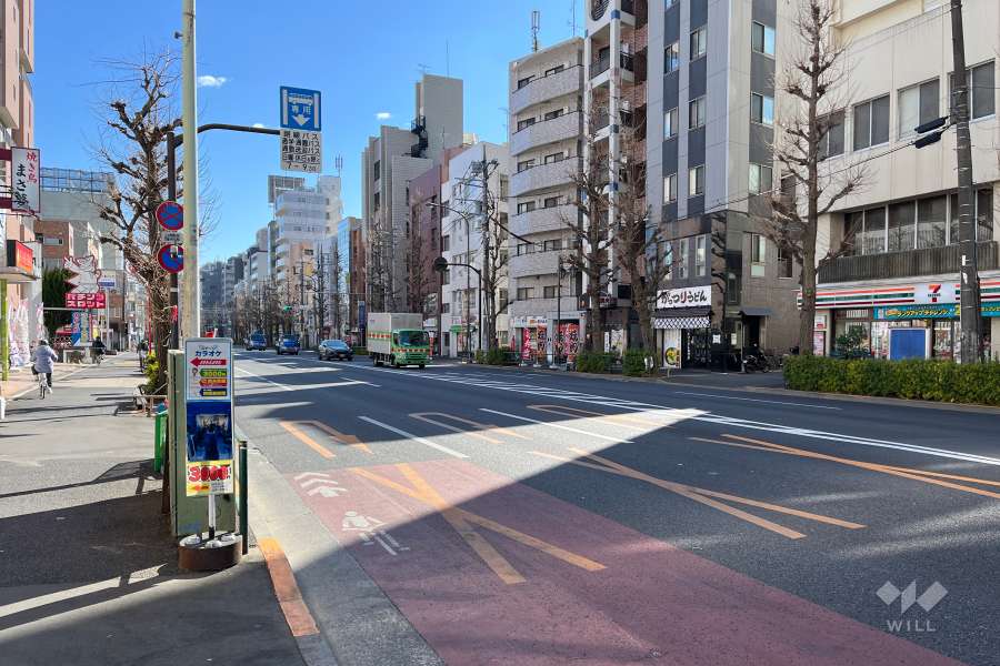 敷地の北側前面道路（西側から）