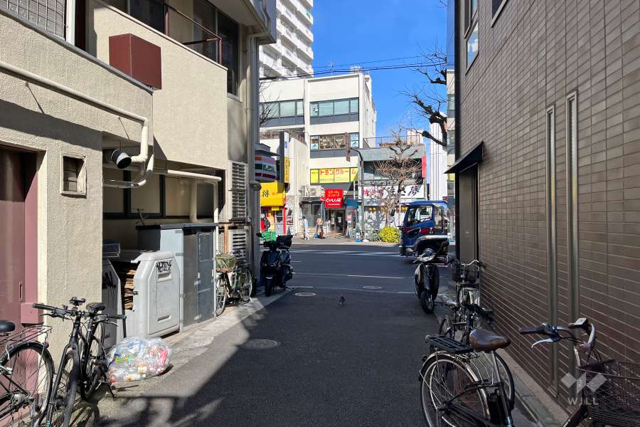 敷地の東側前面道路（南側から）