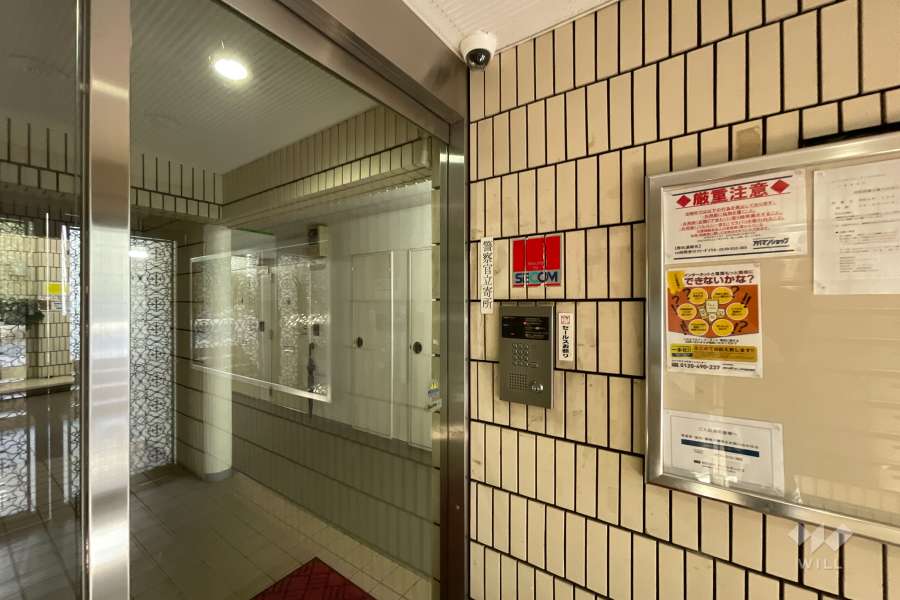 エントランスはオートロック付きです。