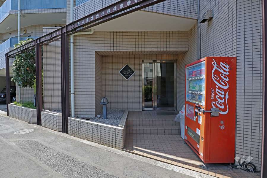 エントランスはオートロック付きです。