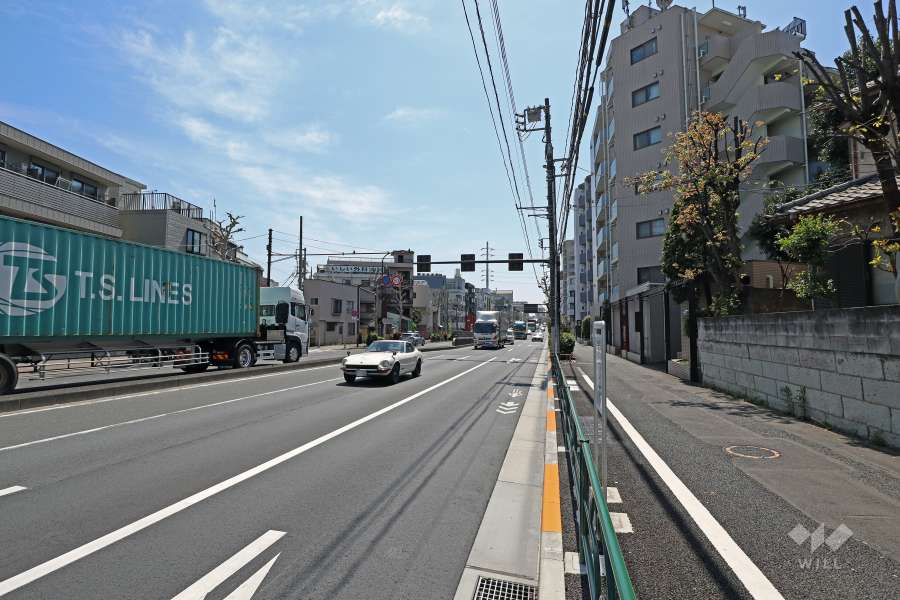 敷地東側前面道路は環状七号線（都道318号）です。