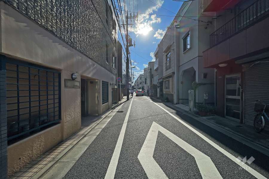 敷地北西側の前面道路（北東側から）