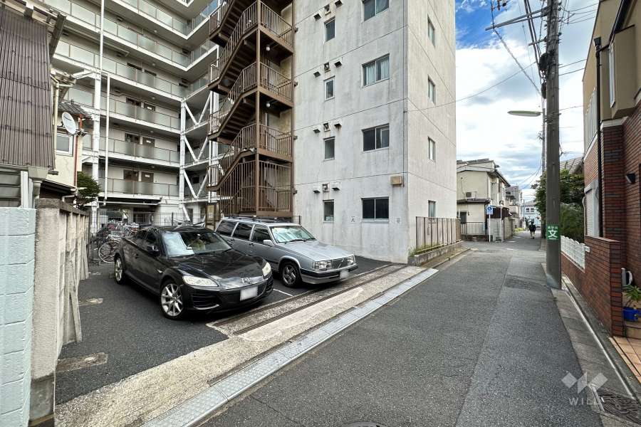 敷地西側の前面道路