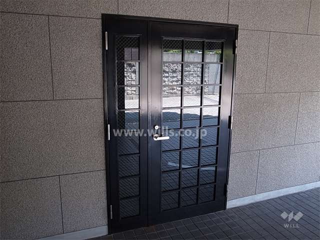 エントランス横にある駐輪場（屋内　扉付き）