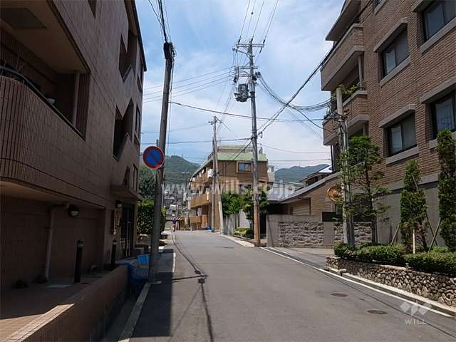 敷地西側の前面道路。周辺は閑静な住宅地です。
