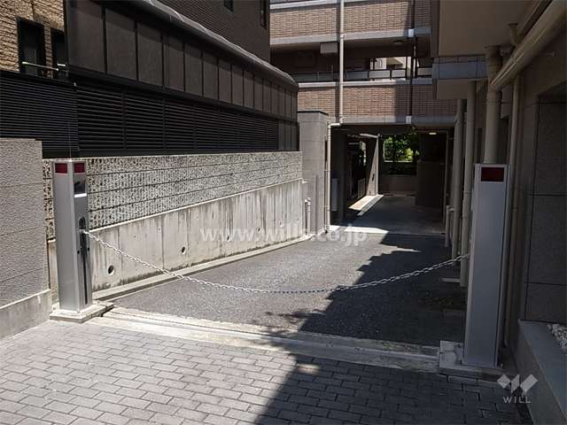 駐車場の出入り口（ロボットゲート付き）