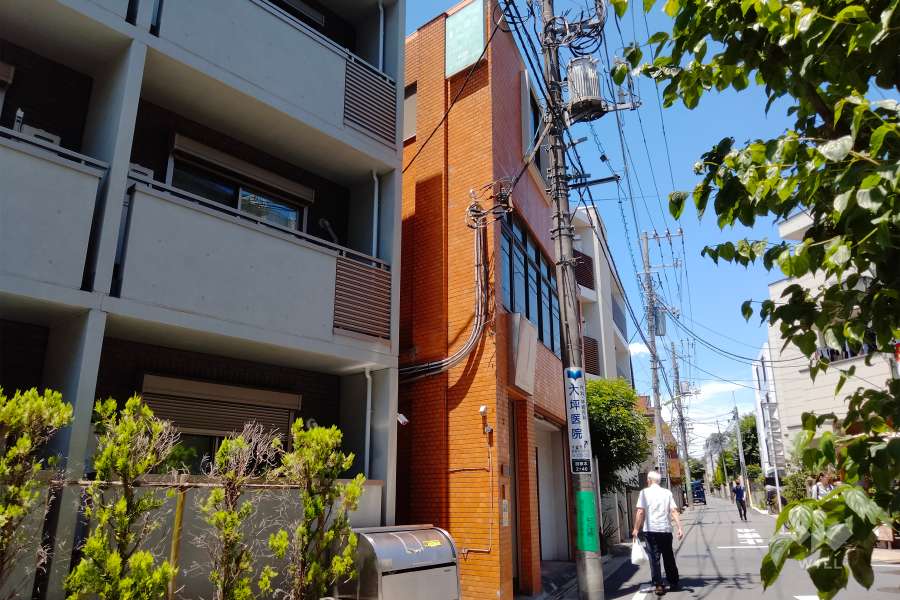 敷地の南東側前面道路（南側から）