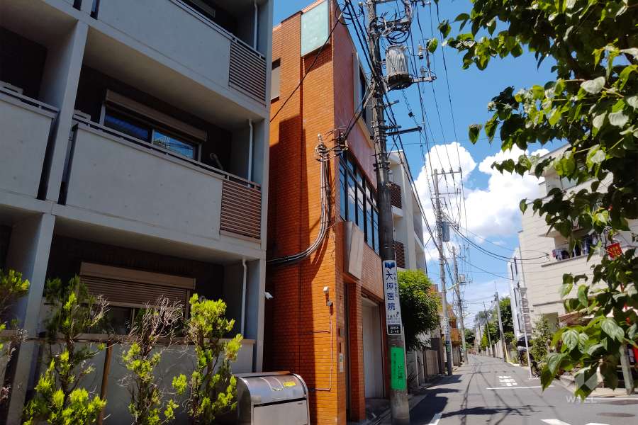敷地の南東側前面道路（南西側から）