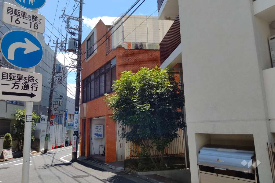 敷地の東側前面道路（北側から）