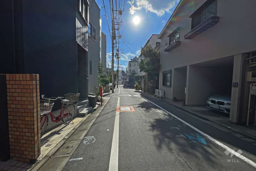 敷地北西側の前面道路（北東側から）