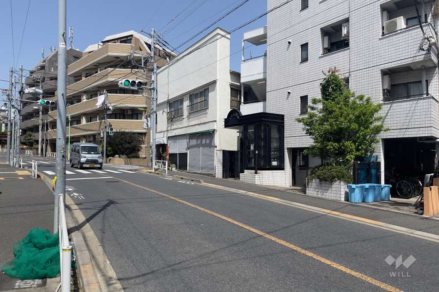 敷地南側の前面道路（東側から）