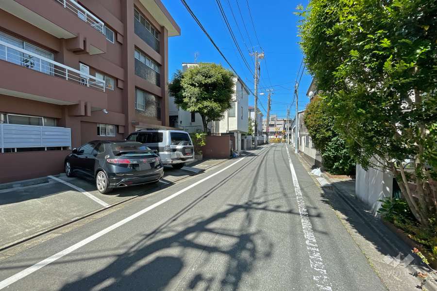 敷地北側の前面道路（東側から）