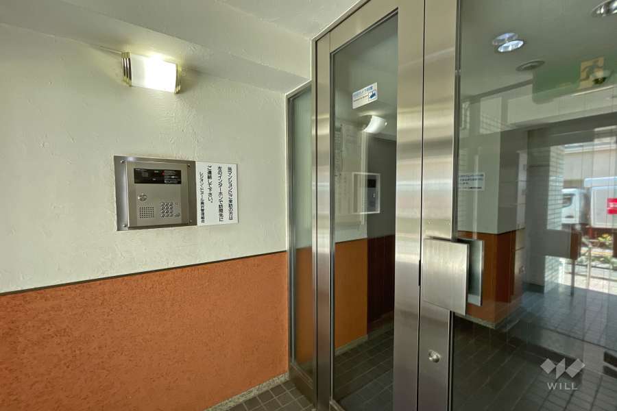 エントランスはオートロック付きです。