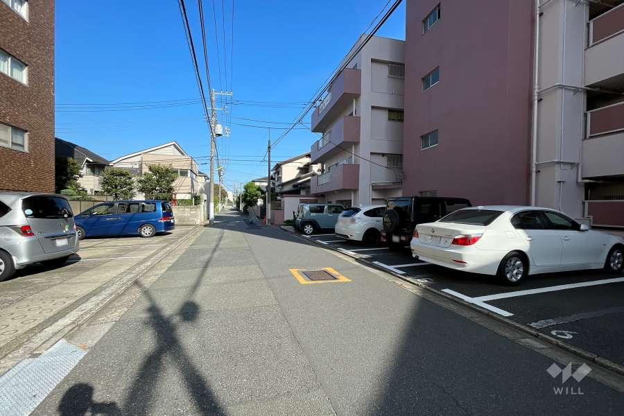 敷地北側の前面道路（東側から）