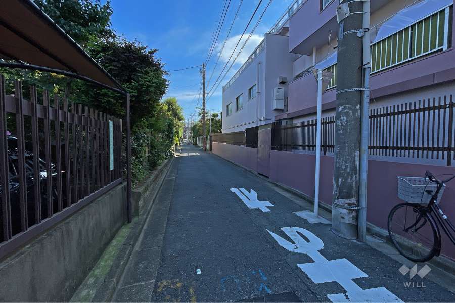 敷地東側の前面道路（北側から）