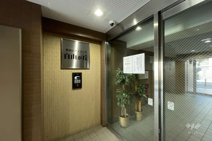 エントランスはオートロック付きです。