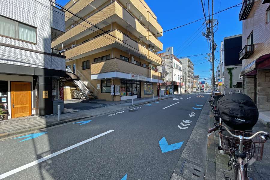 敷地北側の前面道路（西側から）