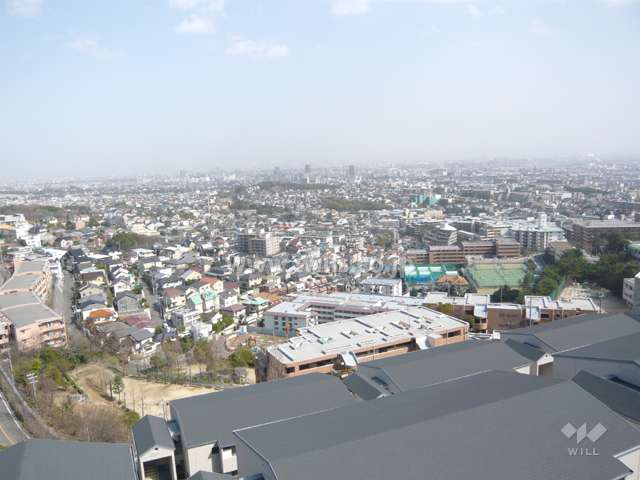 敷地内からの眺望（8号棟付近から）。大阪湾まで見渡せます。