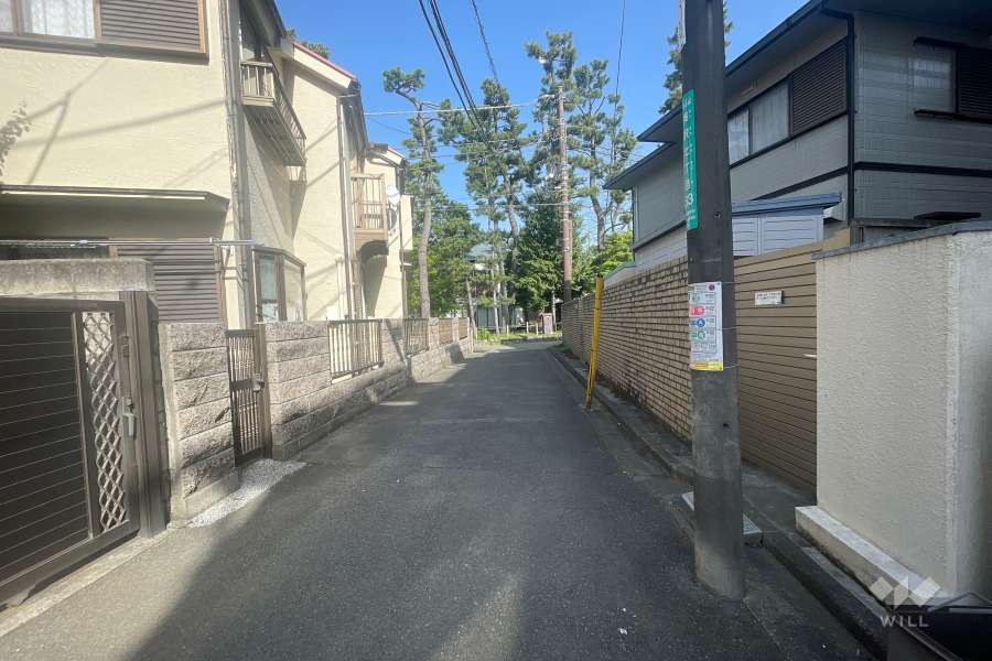 敷地北東側の前面道路（西側から）