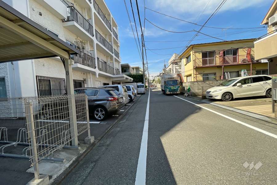 敷地北側の前面道路（東側から）