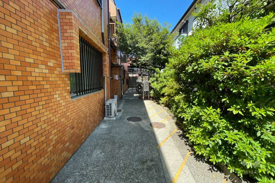 エントランスアプローチと駐輪場（屋根付き）