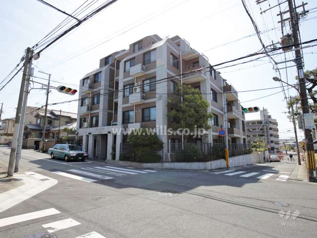 角地にあり、南ひな壇で開放感があります。