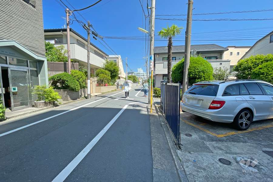 敷地西側の前面道路