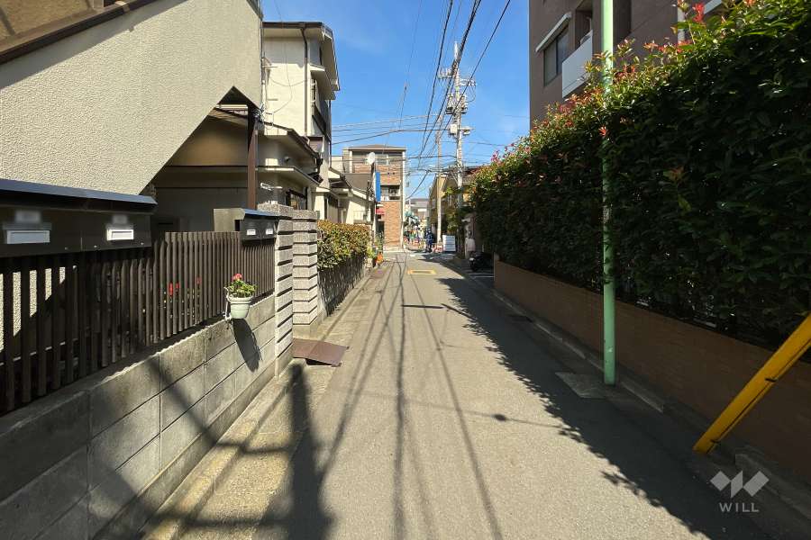 敷地西側の前面道路
