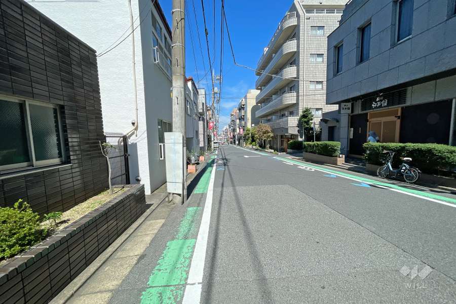 敷地南東側の前面道路（北西側から）