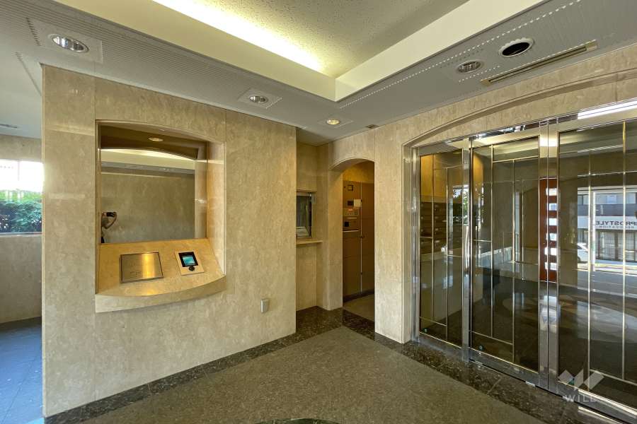 エントランスはオートロック付きです。