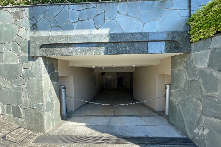敷地内駐車場の出入り口（ロボットゲート付き）