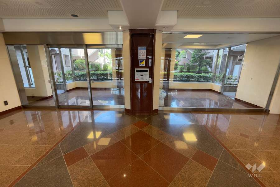 エントランスはオートロック付きです。