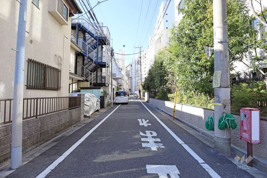 敷地南側の前面道路（東側から）