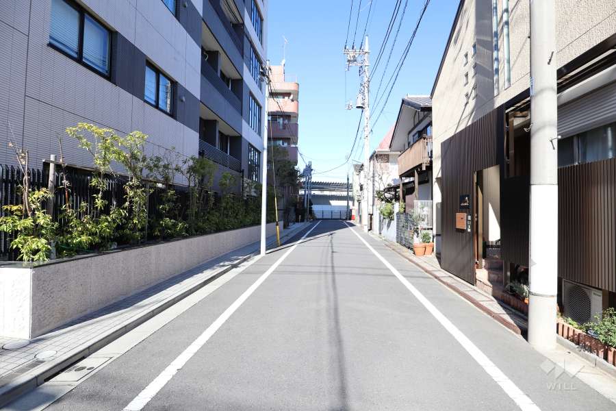 敷地東側の前面道路（南側から）